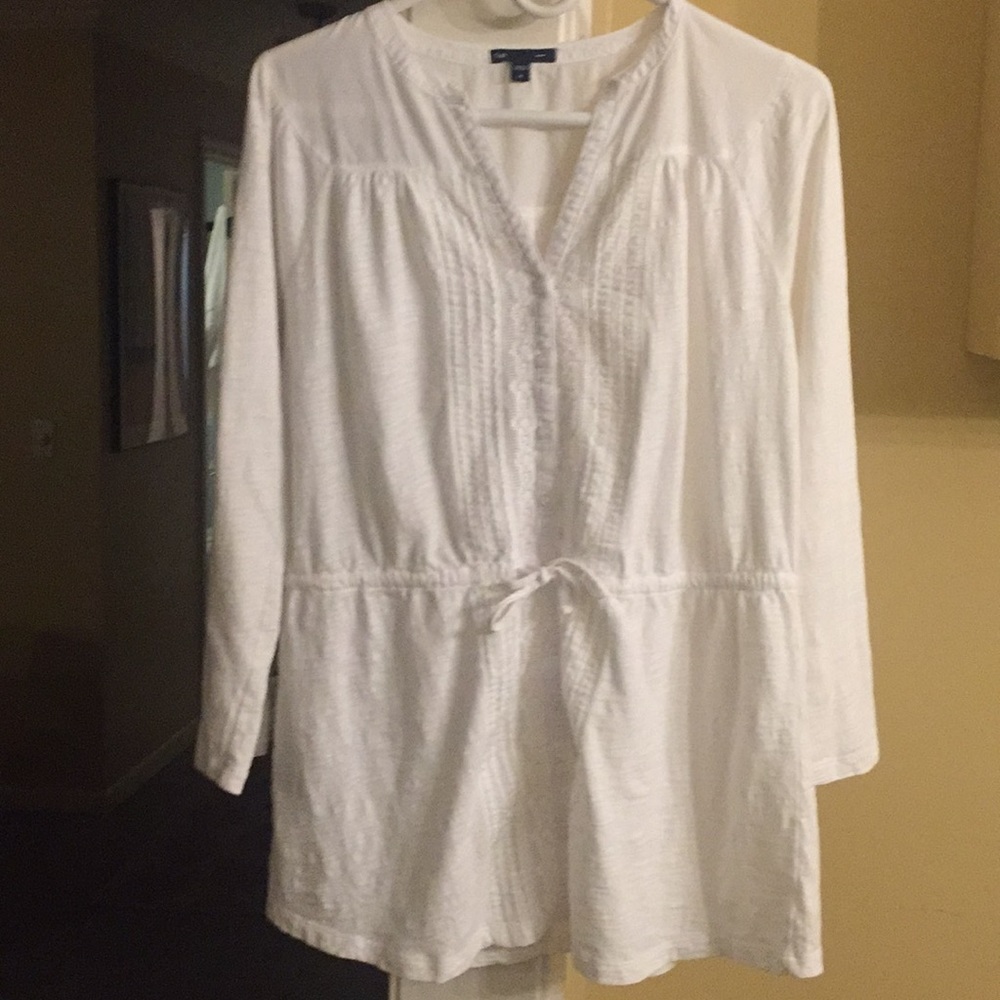Ladies Gap white cotton button down blouse.